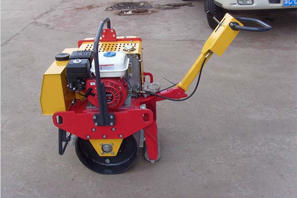 小型<a href='http://www.pop911.cn' target='_blank'>壓路機(jī)</a>