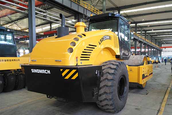 大型<a href='http://www.pop911.cn' target='_blank'>壓路機</a>