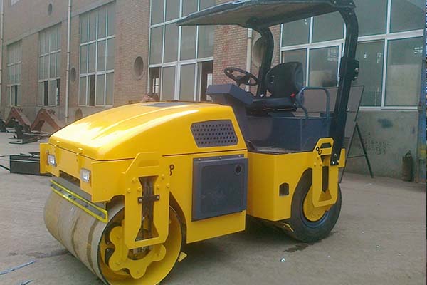 <a href='http://www.pop911.cn' target='_blank'>壓路機(jī)</a>